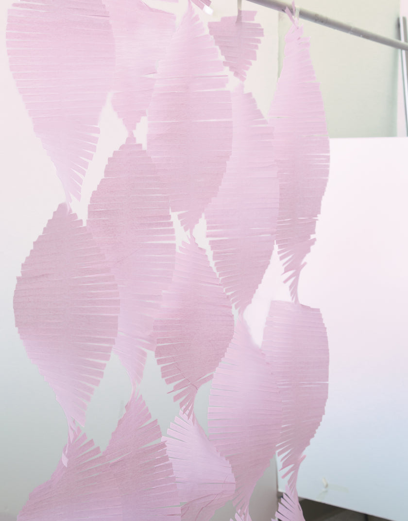 Rideau à franges en papier crépon rose clair