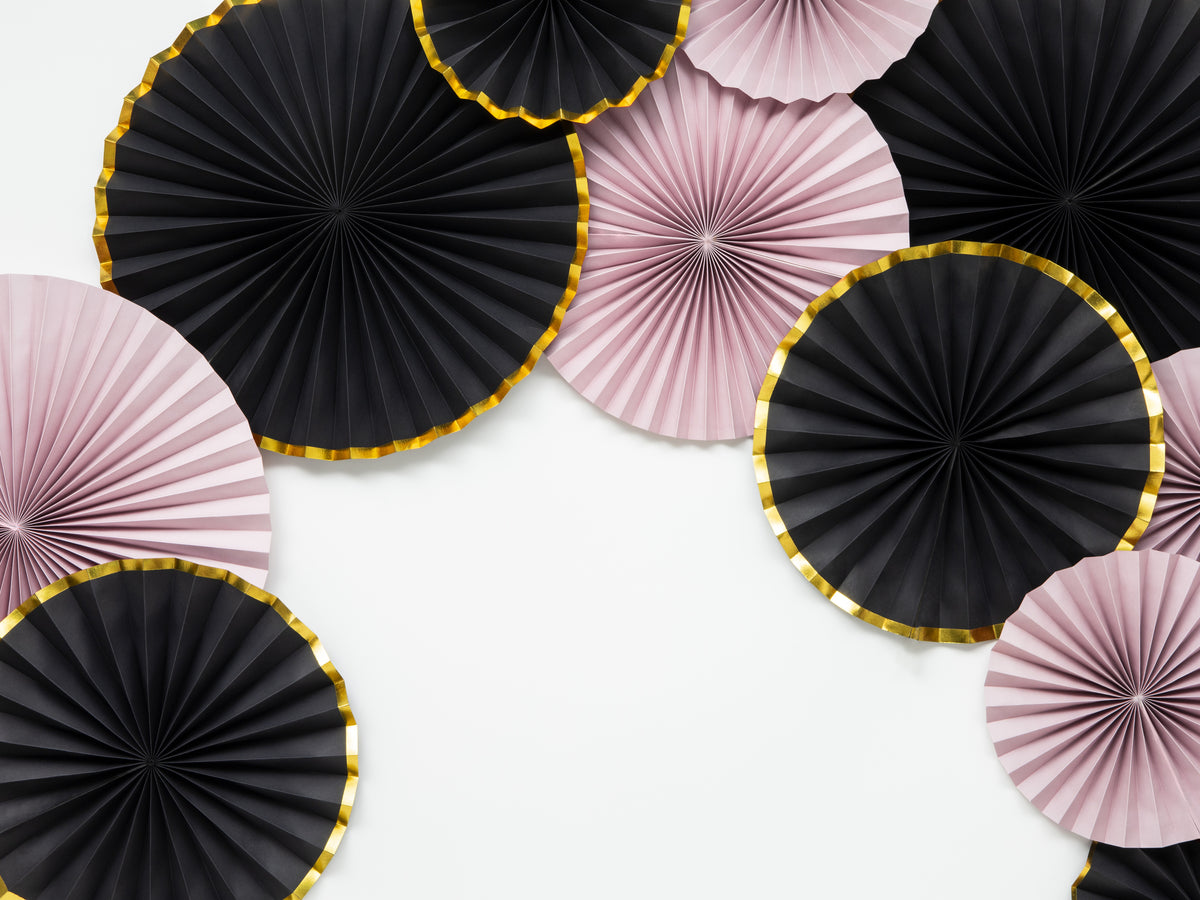 3 rosaces en papier noir avec bord doré