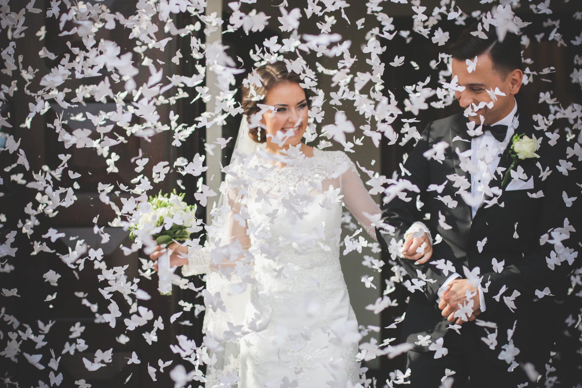 Canon à confettis papillons blancs de 60 cm