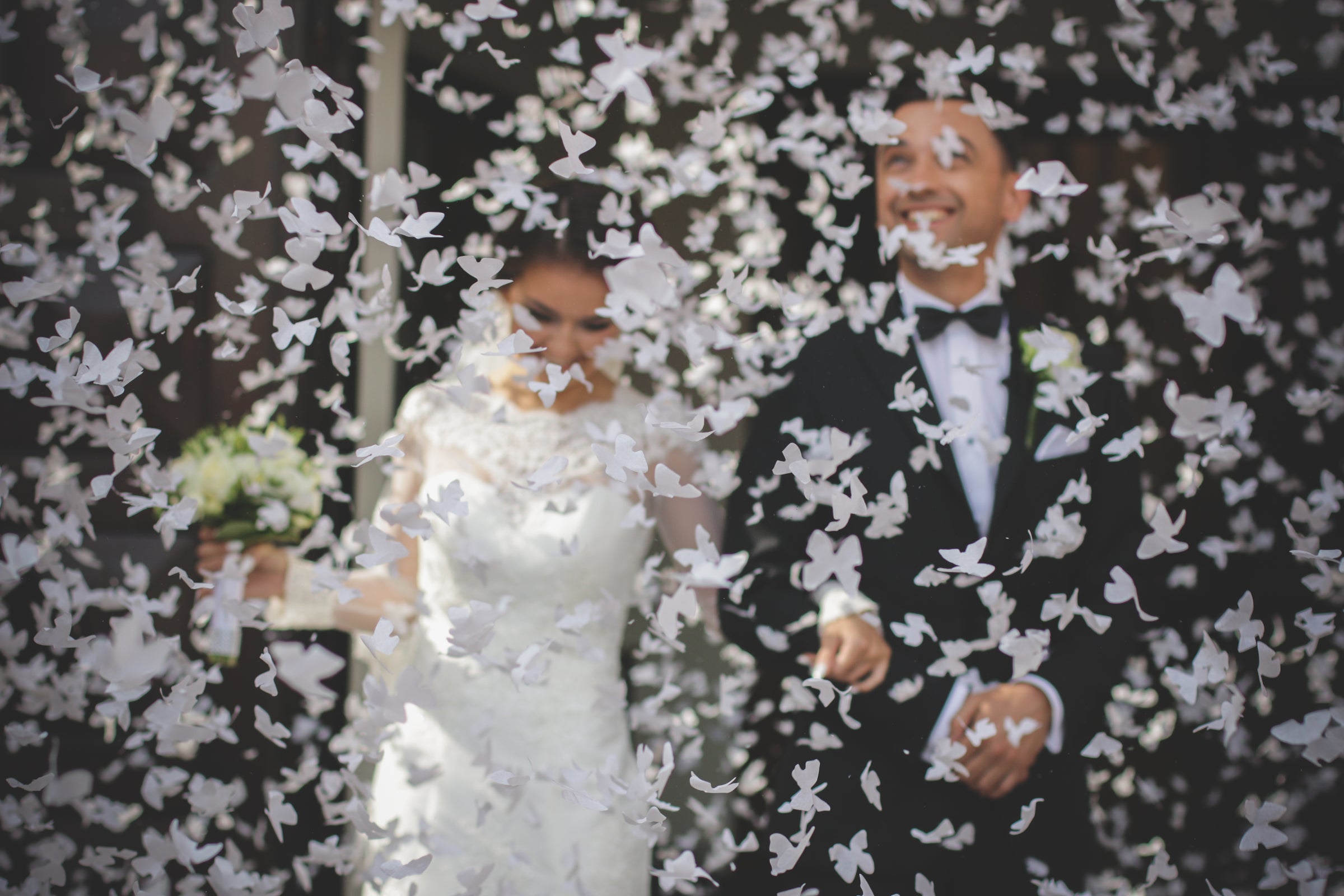 Canon à confettis papillons blancs de 60 cm
