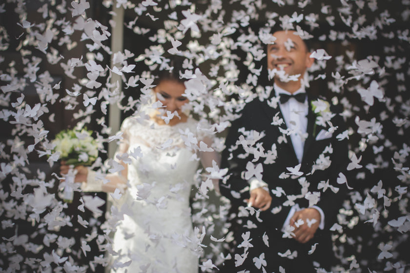 Canon à confettis papillons blancs de 60 cm