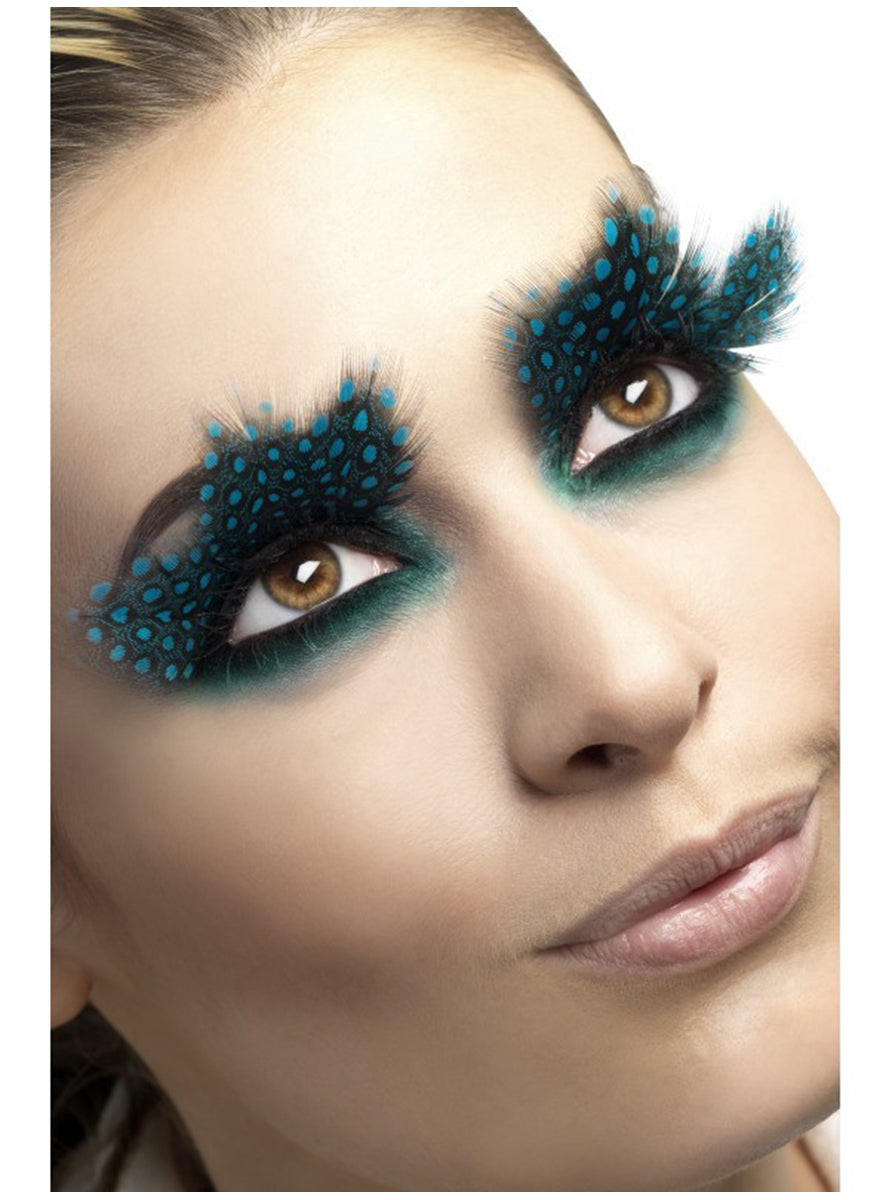Cils bleus avec brillant