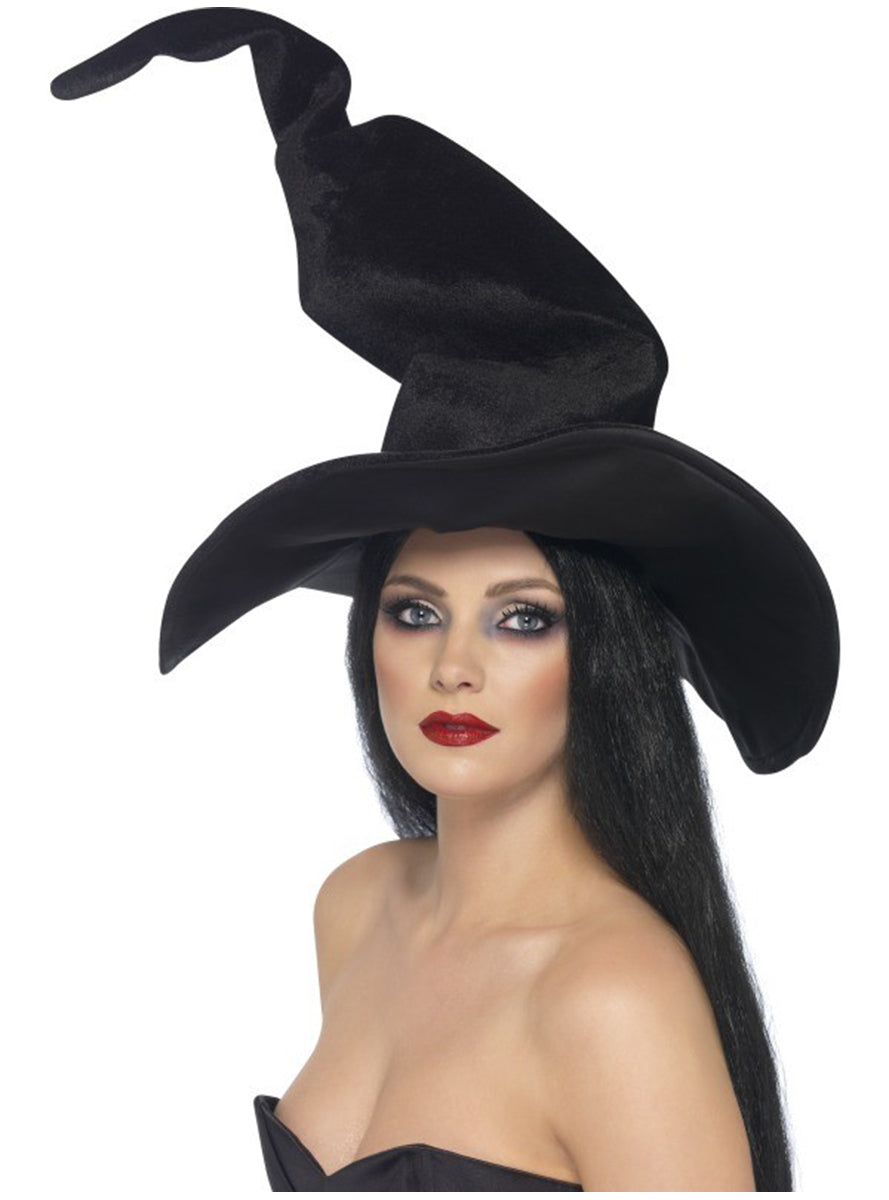 Chapeau de sorcière haut et ondulé