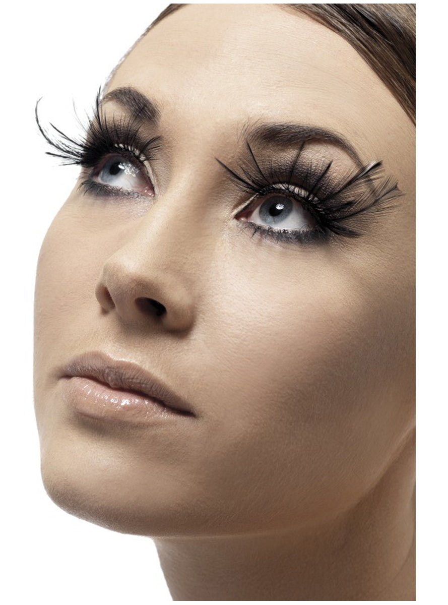 Cils noirs avec des plumes