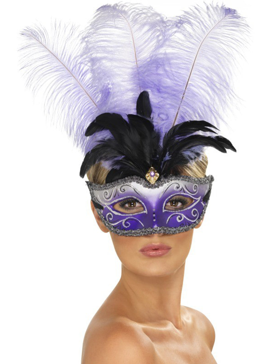 Masque vénitien avec une plume violette