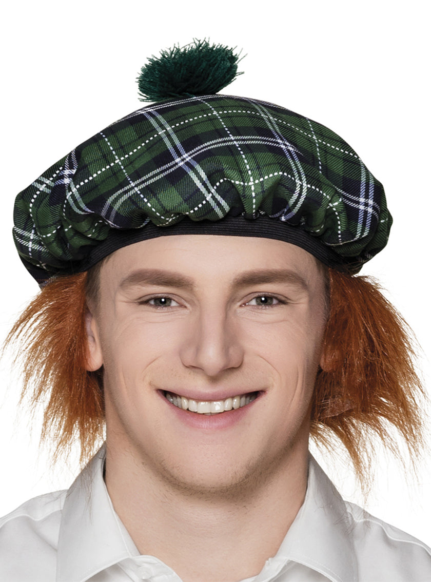 Chapeau écossais vert avec cheveux