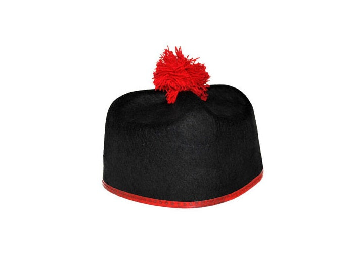 chapeau de prêtre avec pompon rouge