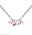 Collier outils ensanglantés